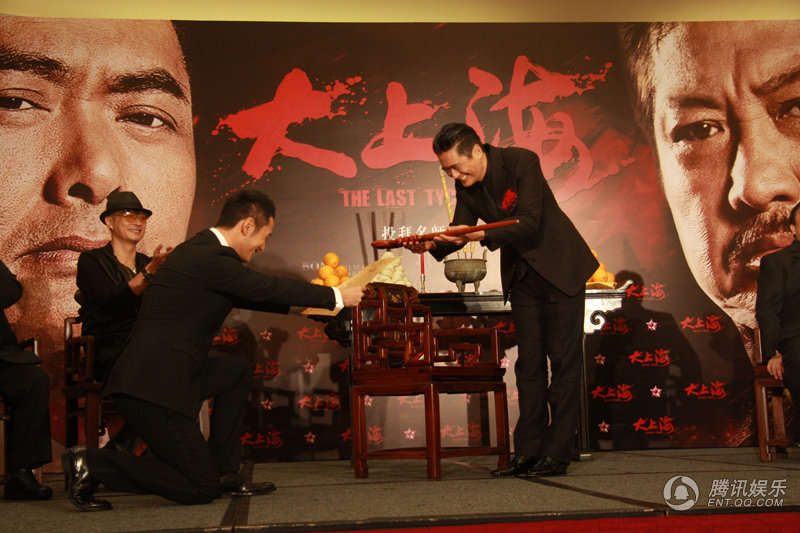 黃曉明下跪拜師周潤(rùn)發(fā) 再現(xiàn)“拜師門(mén)”發(fā)哥當(dāng)眾調(diào)侃Baby