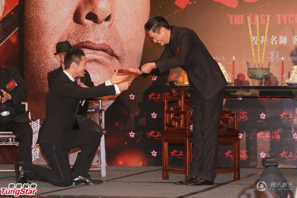 黃曉明下跪拜師周潤(rùn)發(fā) 再現(xiàn)“拜師門(mén)”發(fā)哥當(dāng)眾調(diào)侃Baby
