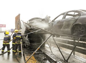 運(yùn)車大貨京港澳高速起火 8輛嶄新豪車燒毀(圖)