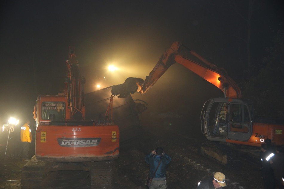 3月27日凌晨，洛湛鐵路婁邵線湖南省雙峰縣洪山殿鎮(zhèn)路段發(fā)生山體滑坡造成貨車(chē)脫軌事件，救援人員開(kāi)展搶險(xiǎn)。