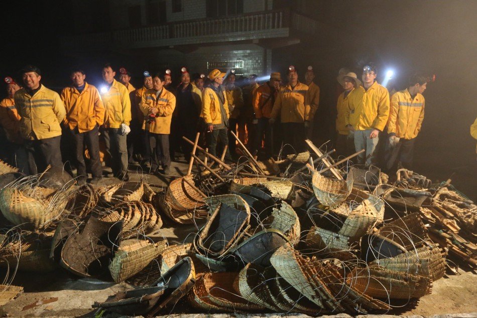 3月27日凌晨，洛湛鐵路婁邵線湖南省雙峰縣洪山殿鎮(zhèn)路段發(fā)生山體滑坡造成貨車脫軌事件，救援人員開展搶險。