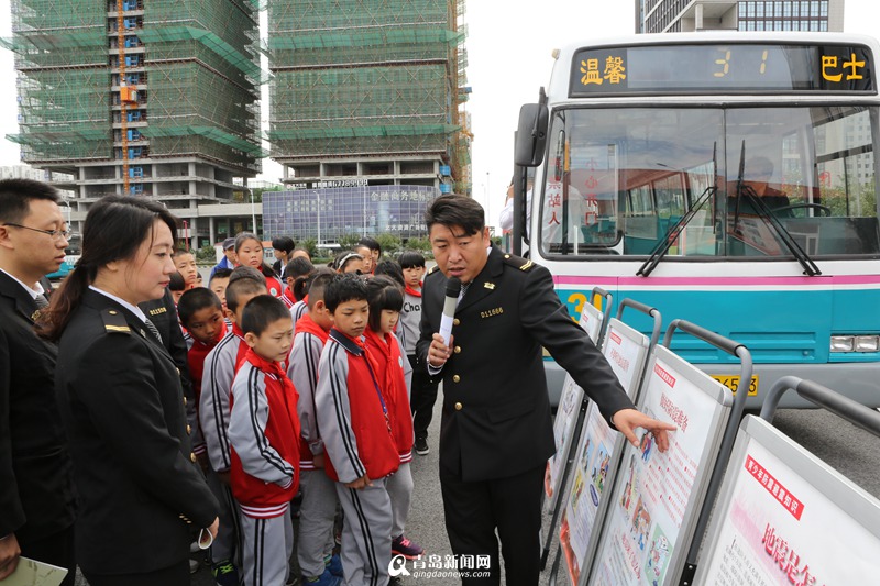 "地震體驗(yàn)公交車"亮相青島為國內(nèi)首輛 "地震體驗(yàn)公交車"亮相青島為國內(nèi)首輛