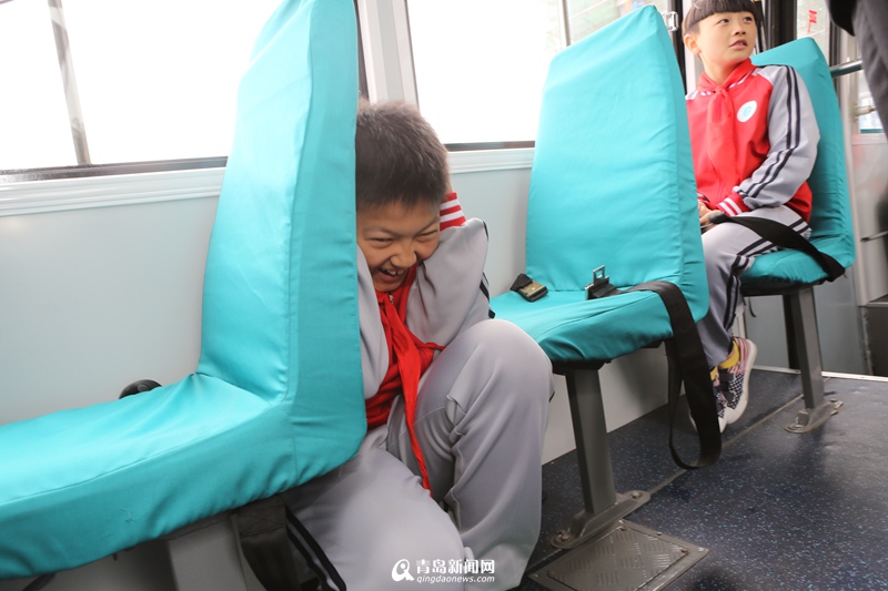 "地震體驗(yàn)公交車"亮相青島為國內(nèi)首輛 "地震體驗(yàn)公交車"亮相青島為國內(nèi)首輛