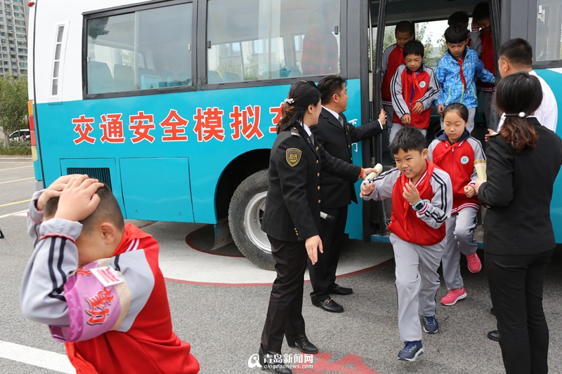 "地震體驗(yàn)公交車"亮相青島為國內(nèi)首輛 "地震體驗(yàn)公交車"亮相青島為國內(nèi)首輛