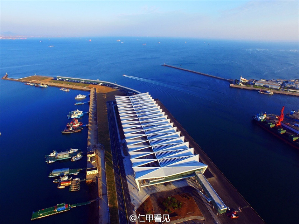 航拍青島新地標郵輪母港 大氣磅礴比肩世界名港