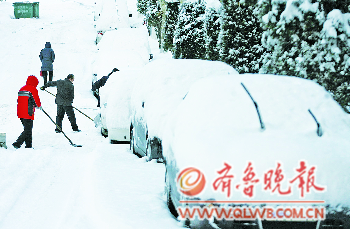 1日開始,煙臺降下新年第一場雪,截至2日14時,部分地區(qū)積雪已達(dá)31厘米?！”緢笥浾摺≮w金陽　攝