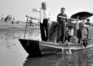 2009年10月24日16∶50，從這個(gè)連續(xù)的手勢(shì)看，并不像是在商量如何靠岸。