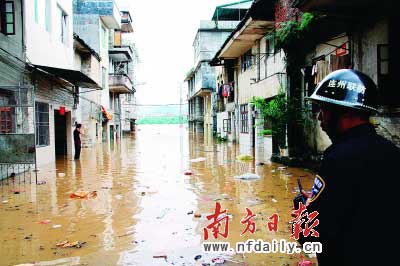 連州市區(qū)出現(xiàn)水浸,一位干警在受災(zāi)點(diǎn)巡邏?！　×河腥A陳楚然攝