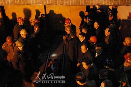山西省省委書記張寶順（右列下一）、省長王君（右列下二）在井口焦急等候礦工升井。（人民網(wǎng)記者鮑丹 攝）