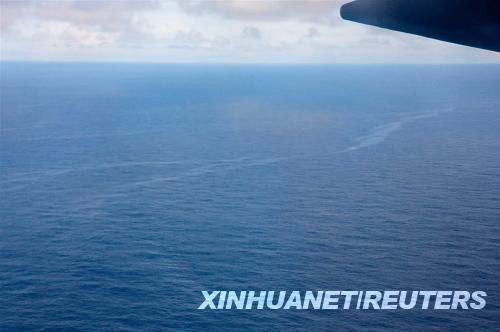這張巴西空軍6月2日在大西洋海域拍攝的照片顯示的是據(jù)信為法航失蹤客機(jī)航空燃油的漂浮帶。法國軍方發(fā)言人普拉聚克3日在巴黎接受媒體采訪時表示，經(jīng)過法方勘測，巴西空軍2日在大西洋海域發(fā)現(xiàn)的飛機(jī)殘骸已被確認(rèn)為法航失蹤客機(jī)殘骸。新華社/路透