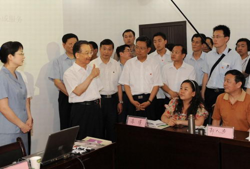 溫家寶赴西安考察參加大學(xué)生招聘會(組圖)