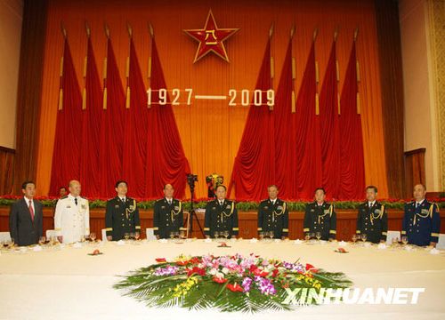 7月31日，中華人民共和國(guó)國(guó)防部在北京人民大會(huì)堂舉行盛大招待會(huì)，熱烈慶祝中國(guó)人民解放軍建軍82周年。新華社記者王建民攝