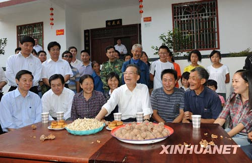 9月24日至26日，中共中央政治局常委、國(guó)務(wù)院總理溫家寶來到四川地震災(zāi)區(qū)考察指導(dǎo)災(zāi)后恢復(fù)重建工作，看望慰問廣大干部群眾。這是9月24日，溫家寶在青川縣涼水鎮(zhèn)涼華村災(zāi)后村民新居院內(nèi)向村民了解安居房建設(shè)情況。新華社記者黃敬文攝