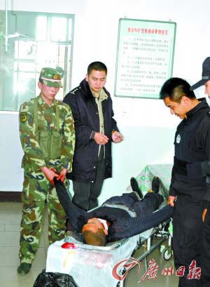 董佳繼被抓時自殺未遂，被抓后頭纏毛巾，送往醫(yī)院治療。 