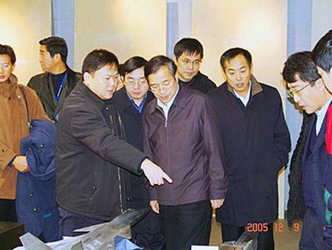 2005年底，上級領(lǐng)導(dǎo)視察沈飛，左下角即為新型戰(zhàn)機(jī)模型(來源：國防科工委網(wǎng)站)