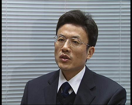 中國(guó)社科院金融所金融市場(chǎng)研究室副主任尹中立稱，土地供應(yīng)減少，與貨幣政策有很大關(guān)系，因?yàn)榈胤秸辛算y行充足的資金供給，對(duì)土地出讓金的依賴程度下降，就不急于賣土地，所以這也是地方政府今年在房地產(chǎn)紅火的情況下，土地供應(yīng)減少的一個(gè)很重要的原因。