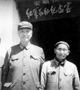 1981年3月，張震重返安順場(chǎng)，與當(dāng)年紅軍搶渡大渡河時(shí)的老船工合影。（資料圖片）