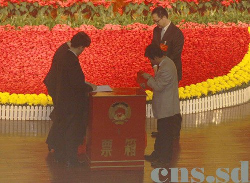 圖為監(jiān)票人和計(jì)票人在統(tǒng)計(jì)投票箱里的票數(shù)。（攝影：張璐）