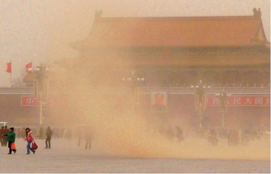 天安門廣場塵土飛揚(yáng)。圖/CFP