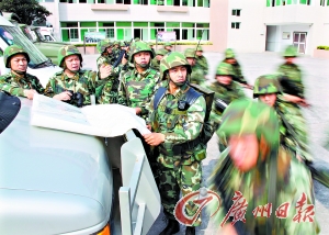 汕頭武警支隊在演練，反應(yīng)快速。