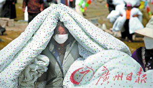 結(jié)古寺災(zāi)民物資臨時(shí)發(fā)放點(diǎn)，領(lǐng)到被褥的受災(zāi)群眾心安了。 記者倪黎祥 攝