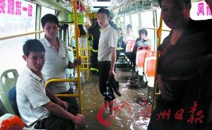 公交車內(nèi)都浸滿水。記者 曹景榮 攝