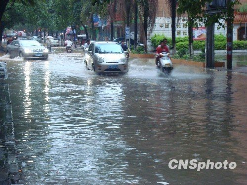 5月14日，暴雨后的廣西北流市新松路發(fā)生內(nèi)澇。受冷暖空氣共同影響，5月13日——5月14日廣西北部地區(qū)出現(xiàn)強降雨天氣，部分地區(qū)出現(xiàn)200毫米以上特大暴雨，廣西局部地區(qū)出現(xiàn)洪澇等次生災(zāi)害。 中新社發(fā) 張希友 攝