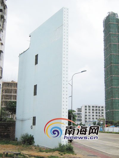?？诔霈F(xiàn)一棟“樓薄薄” 最厚處也才3米多