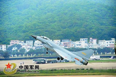 殲-10戰(zhàn)機(jī)正在進(jìn)行飛行表演。