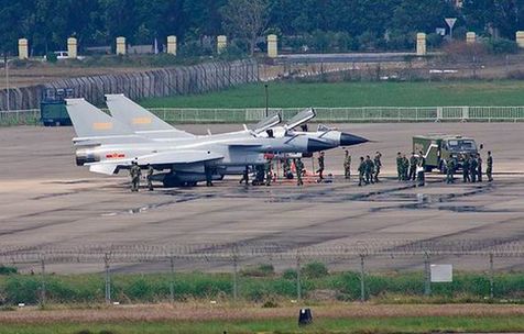 兩架殲-10戰(zhàn)機(jī)降落珠海機(jī)場(chǎng)。