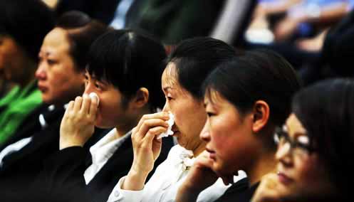警示教育會現(xiàn)場上，不少市民聽得熱淚盈眶。圖片來源：重慶晚報(bào)