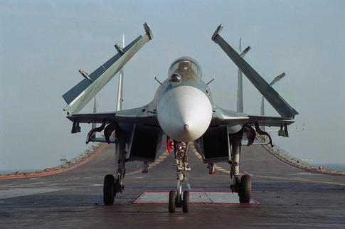 蘇-33型艦載戰(zhàn)斗機機翼外段和平尾可折疊。