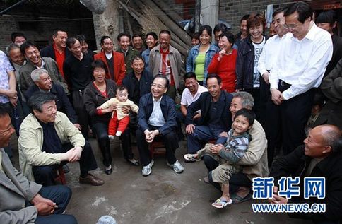 這是6月9日傍晚，溫家寶在長葛市石象鄉(xiāng)坡李王村與村民們座談。新華社記者龐興雷攝