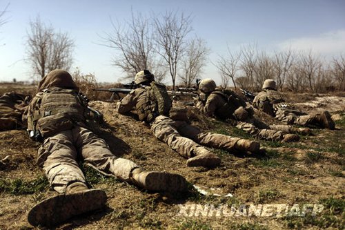 在阿富汗南部赫爾曼德省馬爾賈地區(qū)，美軍狙擊手在一次軍事行動中臥倒隱蔽。新華社/法新