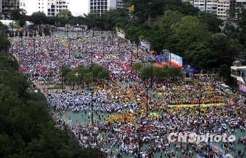 香港舉行大規(guī)模支持政改游行 曾蔭權出席(圖)