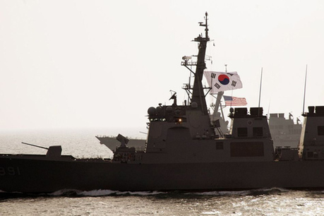 資料圖：韓國海軍宙斯盾艦與美國軍艦舉行聯(lián)合軍演。