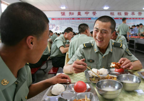 沈陽軍區(qū)禁止個人用公款相互宴請，嚴(yán)格控制上下級和同志之間請吃吃請。