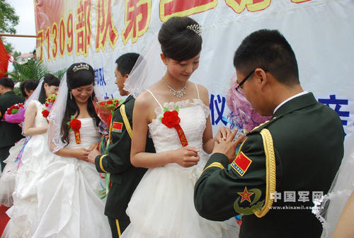 沈陽(yáng)軍區(qū)提倡為官兵舉辦集體婚禮。