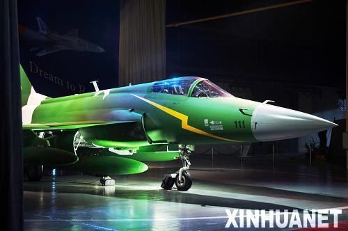 11月23日，在巴基斯坦旁遮普省的卡姆拉，梟龍（JF-17）飛機(jī)亮相下線儀式。當(dāng)日，首架在巴基斯坦境內(nèi)制造的梟龍（JF-17）飛機(jī)在距巴首都伊斯蘭堡西北約60公里的巴基斯坦飛機(jī)制造廠成功下線。梟龍飛機(jī)是中巴聯(lián)合投資研發(fā)的先進(jìn)多用途輕型戰(zhàn)斗機(jī)，是兩國重要的合作項(xiàng)目。新華社記者李敬臣攝