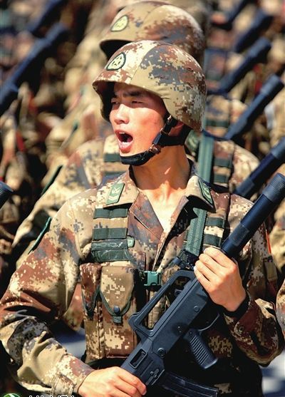 特種兵方隊在進行閱兵式訓練。新華社記者查春明攝