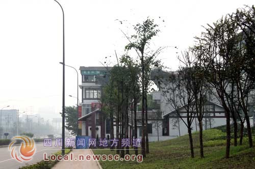 最牛違法建筑，將國企大門堵死。