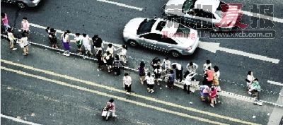 昨日下午5點，五一廣場附近，在車來車往的馬路中央，不少行人翻護欄穿越馬路。