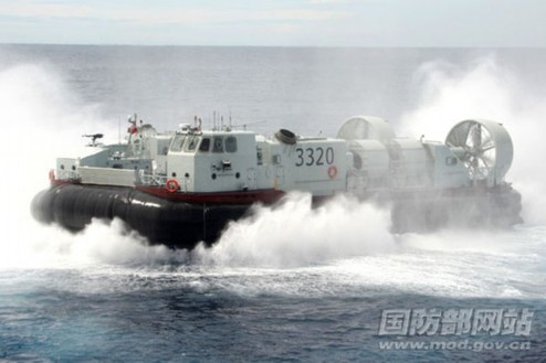氣墊艇離開母艦，首次駛向深藍(lán)。特約記者 鐘魁潤 攝
