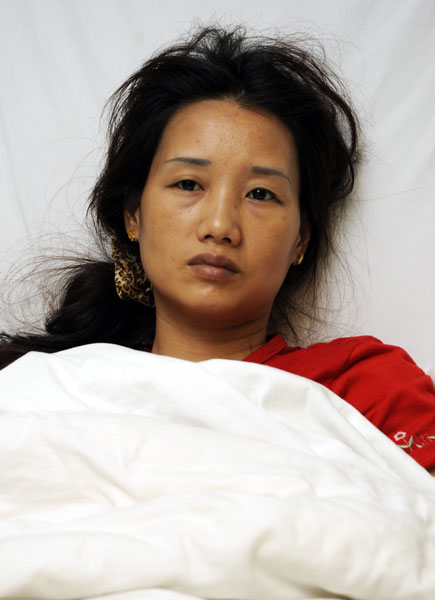 7月14日，一位出現(xiàn)不良反應的婦女在醫(yī)院接受治療。