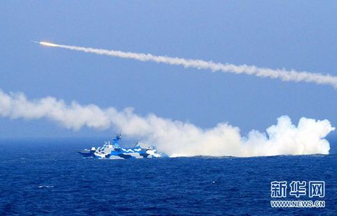 7月初，由海軍東海艦隊數(shù)十艘艦艇和十余架戰(zhàn)機組成的大型?？站庩?，在東海某海域進行?？諏嵄鴮崗椦菥?。圖為新型導彈艇發(fā)射導彈時的壯觀情景。 新華社記者 查春明 攝