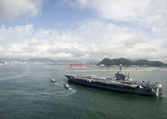 7月21日，參加韓美聯(lián)合軍事演習(xí)的美國(guó)航空母艦“喬治·華盛頓”號(hào)當(dāng)日抵達(dá)韓國(guó)釜山港。