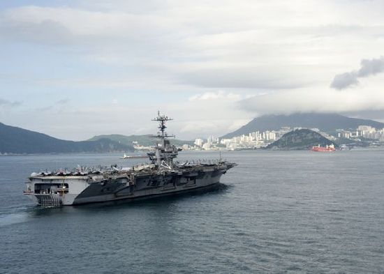 7月21日，參加韓美聯(lián)合軍事演習(xí)的美國航空母艦“喬治·華盛頓”號(hào)當(dāng)日抵達(dá)韓國釜山港。