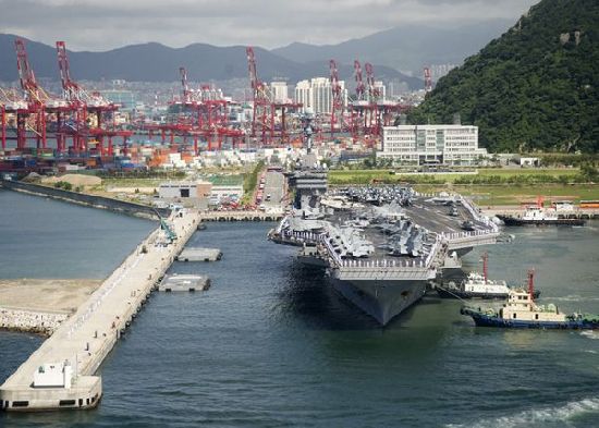 7月21日，參加韓美聯(lián)合軍事演習(xí)的美國航空母艦“喬治·華盛頓”號(hào)當(dāng)日抵達(dá)韓國釜山港。