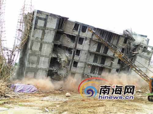 強(qiáng)拆現(xiàn)場(chǎng)，8層違建倒塌瞬間