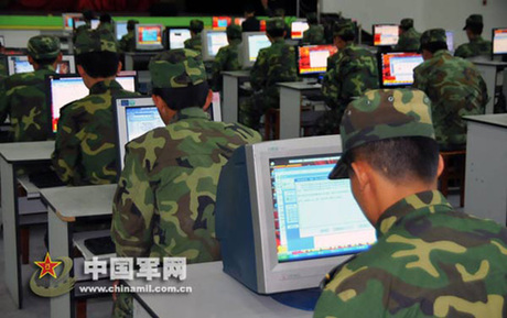資料圖：解放軍官兵在網(wǎng)絡(luò)大課堂里學(xué)習(xí)。 中國(guó)軍網(wǎng) 胡劍歡攝影